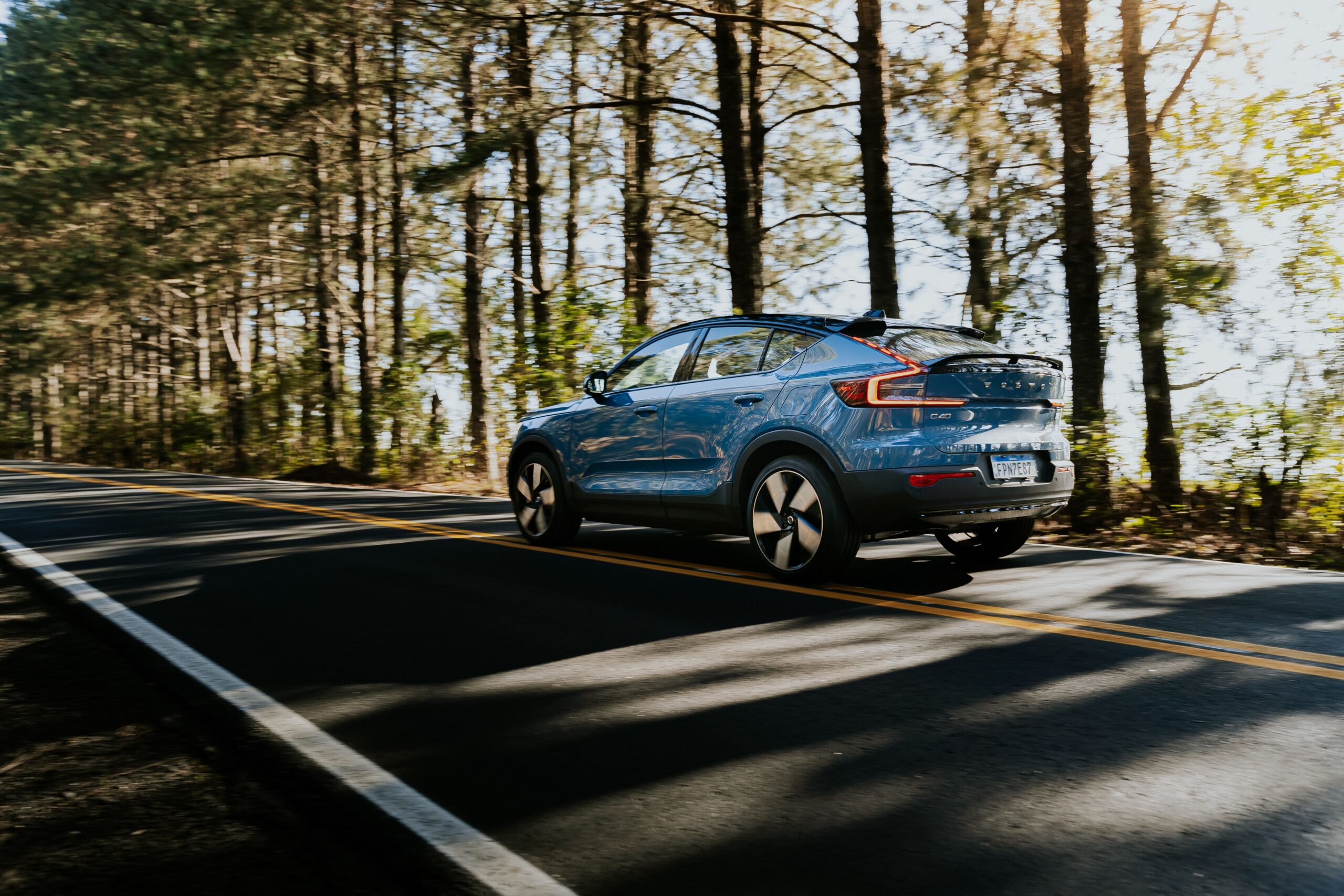 voiture électrique sur la route en été