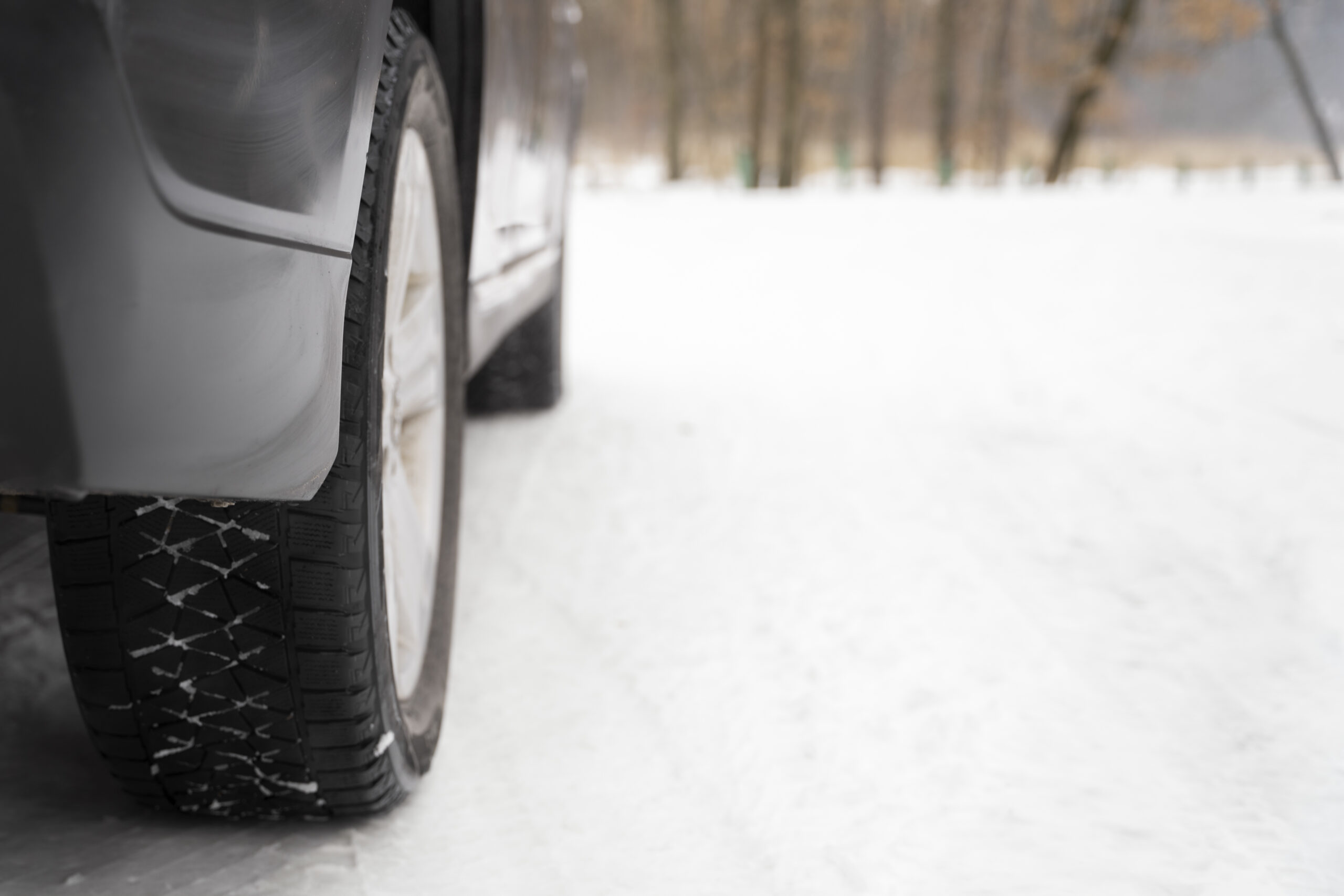 Pneus d'hiver montés sur un véhicule circulant sur une route enneigée du Québec